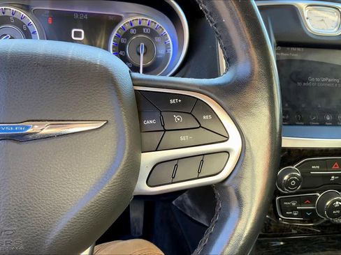 Used 2018 Chrysler 300 Limited image 23