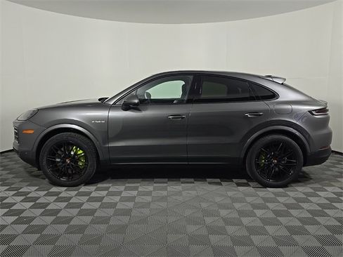 Certified 2025 Porsche Cayenne image 2