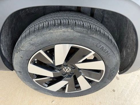 Used 2024 Volkswagen Atlas Cross Sport SE FWD image 5