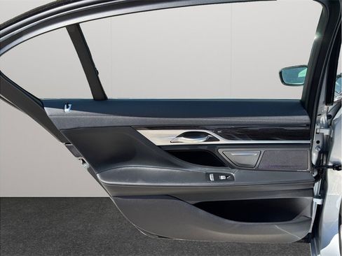 Used 2018 BMW 750i image 43