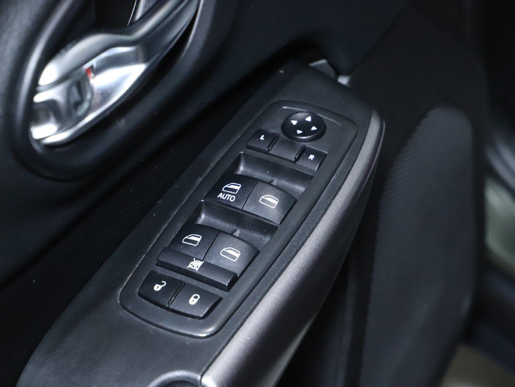 Used 2019 Jeep Cherokee Latitude w/ Popular Appearance Group AWD/4WD image 16
