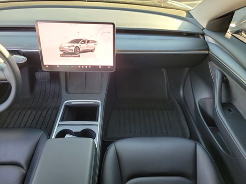 Used 2023 Tesla Model 3 Standard Range image 18