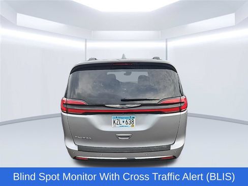 Used 2021 Chrysler Pacifica Touring-L FWD image 3