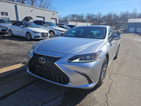Used 2024 Lexus ES 300h w/ Luxury Package image 2
