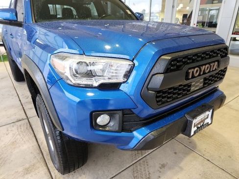 Used 2018 Toyota Tacoma TRD Off-Road w/ Technology Package AWD/4WD image 9