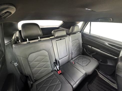 Used 2024 Volkswagen Atlas Cross Sport SE FWD image 16