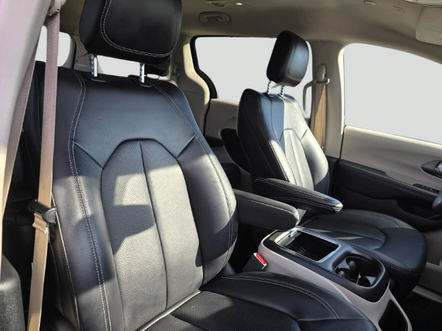 Used 2024 Chrysler Pacifica Touring-L FWD image 10