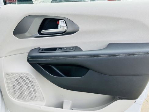 Used 2023 Chrysler Pacifica Touring-L image 33