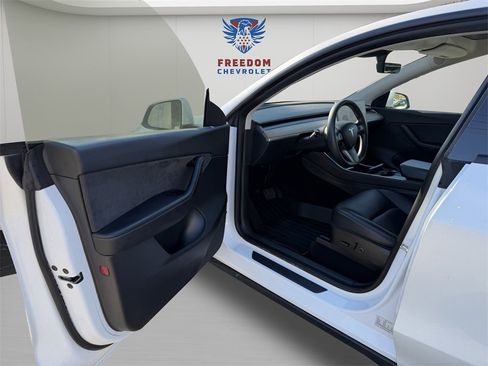 Used 2021 Tesla Model Y Long Range image 13