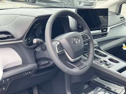 Used 2026 Toyota Sienna XLE AWD/4WD image 11