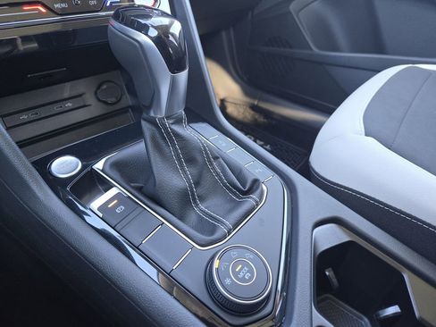 New 2026 Volkswagen Taos SE image 17