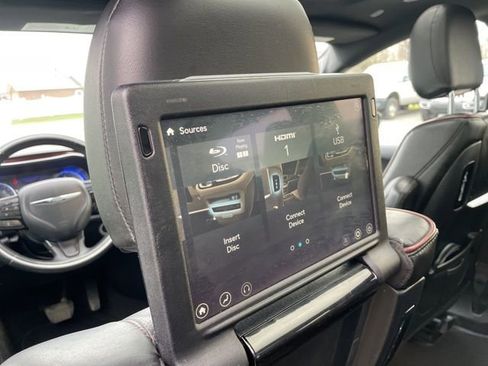 Used 2020 Chrysler Pacifica Limited image 17