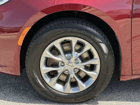 Used 2022 Chrysler Pacifica Touring-L AWD/4WD image 32