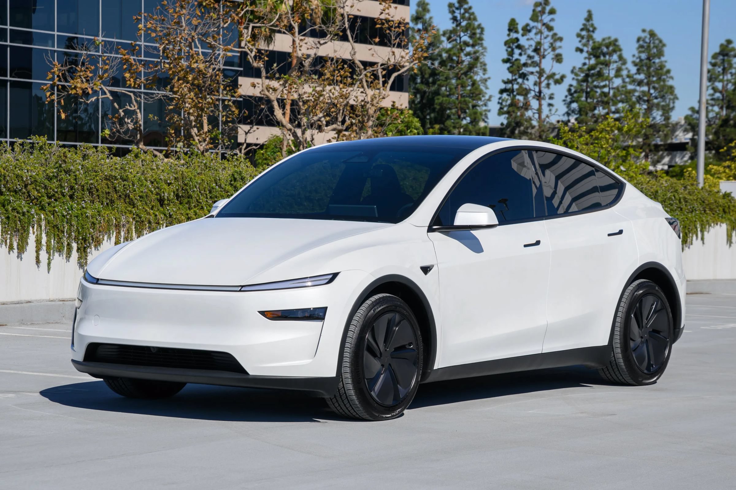 Used 2026 Tesla Model Y Long Range AWD/4WD image 1