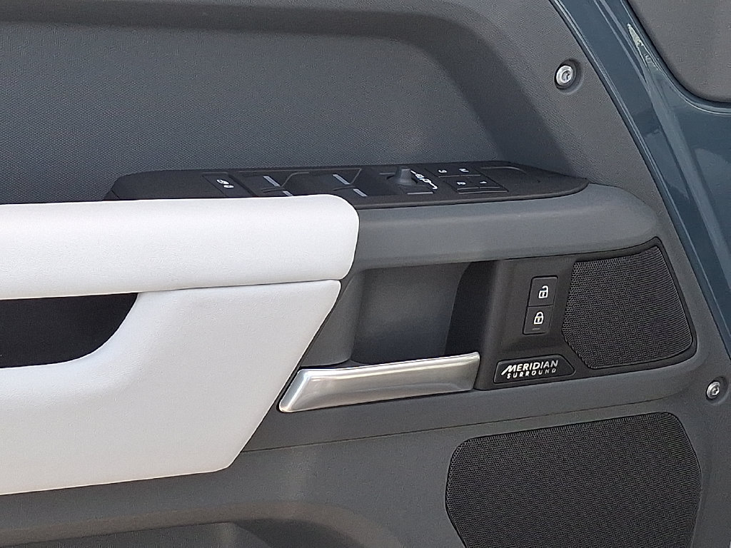 New 2026 Land Rover Defender 110 X-Dynamic SE AWD/4WD image 8
