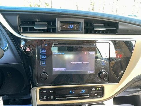 Used 2018 Toyota Corolla LE image 21