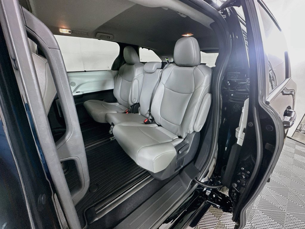 Used 2026 Toyota Sienna XLE FWD image 25