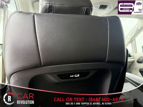 Used 2024 Chrysler Pacifica Touring-L FWD image 36