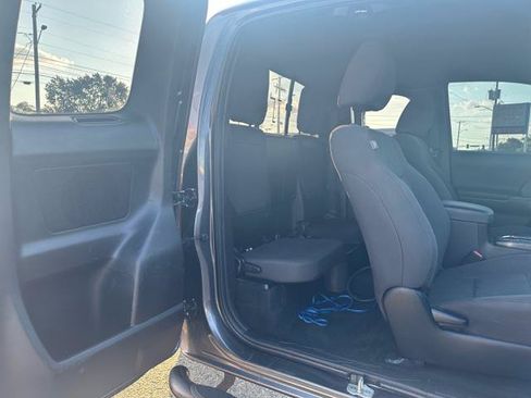Used 2017 Toyota Tacoma TRD Off-Road w/ Tow Package AWD/4WD image 18