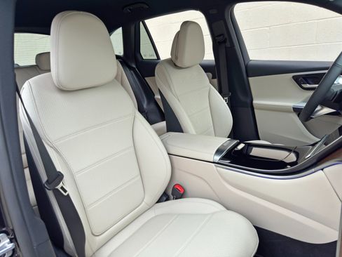 Used 2025 Mercedes-Benz GLC 350e 4MATIC image 41
