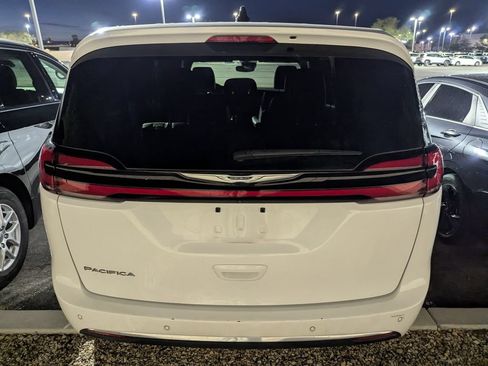 Used 2025 Chrysler Pacifica Select FWD image 5