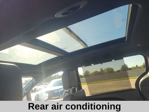 Used 2025 Chrysler Pacifica Limited image 6