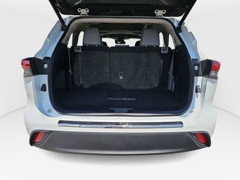 Used 2023 Toyota Highlander XLE FWD image 22