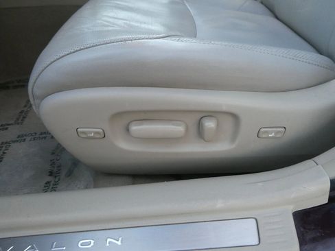 Used 2011 Toyota Avalon Limited image 17