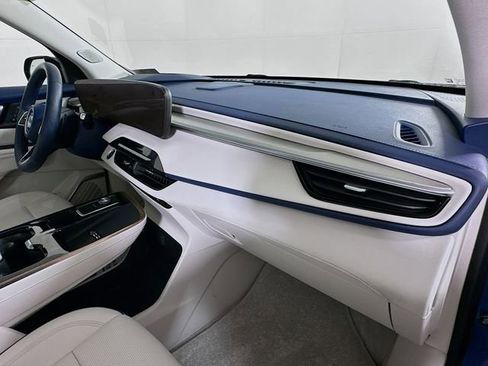 Certified 2025 Buick Enclave Avenir image 32