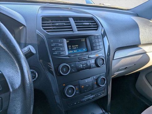 Used 2018 Ford Explorer XLT image 12