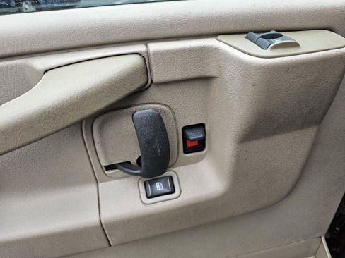 Used 2005 GMC Savana 3500 Extended RWD image 16