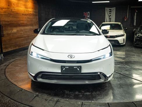Used 2024 Toyota Prius XLE FWD image 4