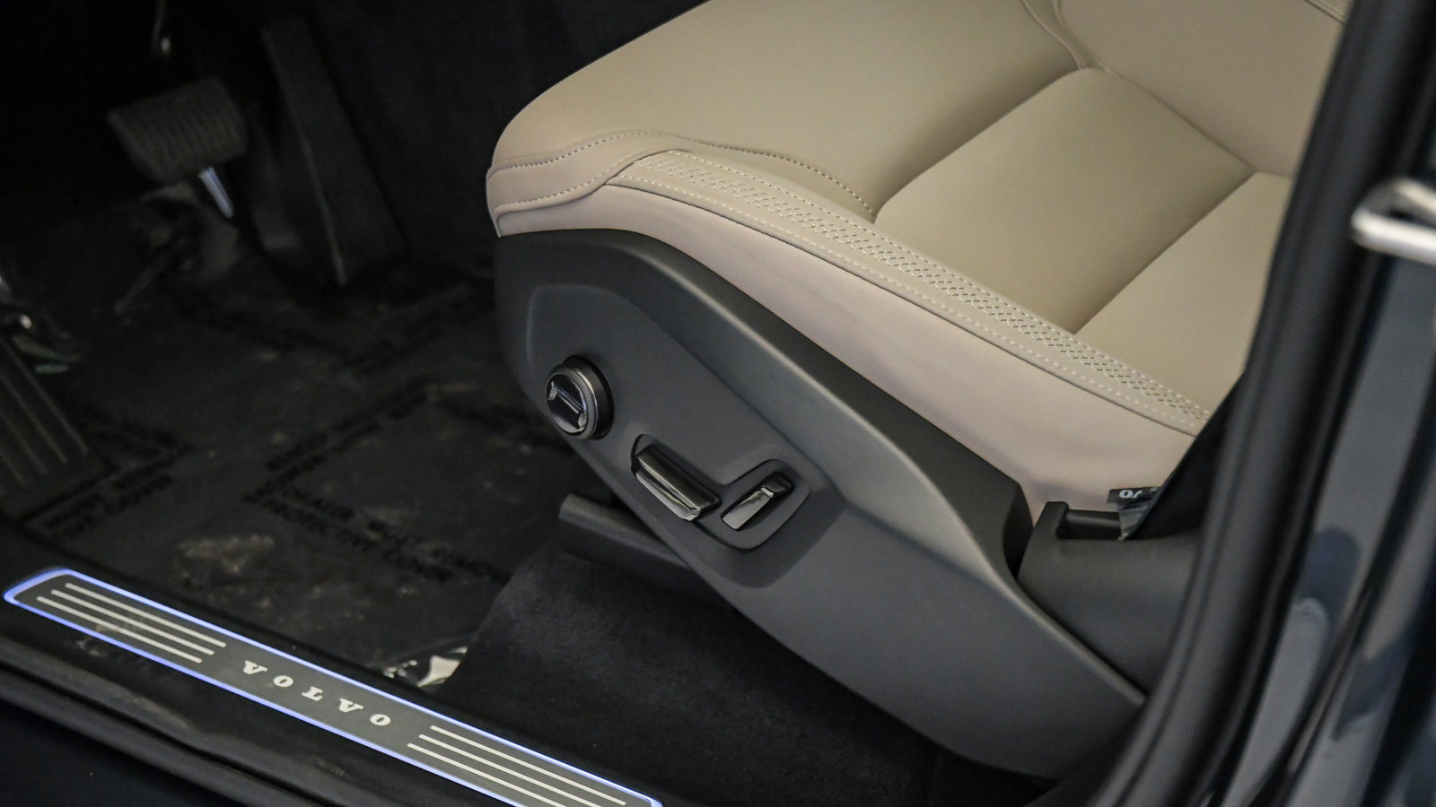 Certified 2026 Volvo XC90 B6 Plus w/ Protection Package AWD/4WD image 26