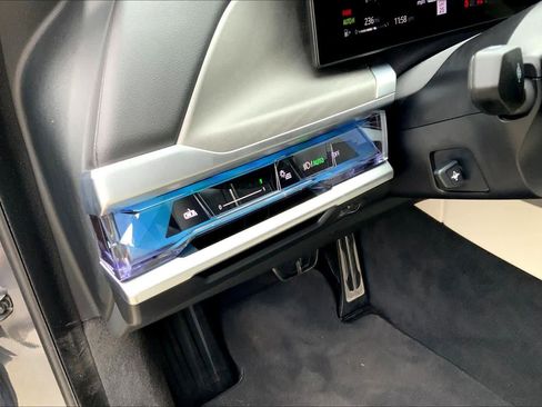 Certified 2025 BMW 760i xDrive w/ Executive Package image 32