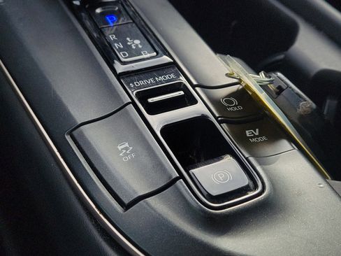 Used 2023 Toyota Crown Limited image 32