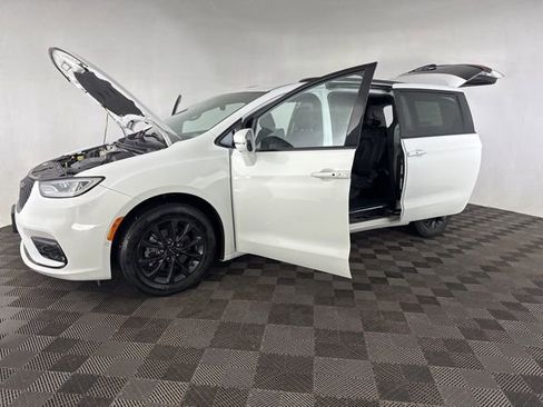 Used 2021 Chrysler Pacifica Touring-L w/ Premium & Safety Sphere Group image 13