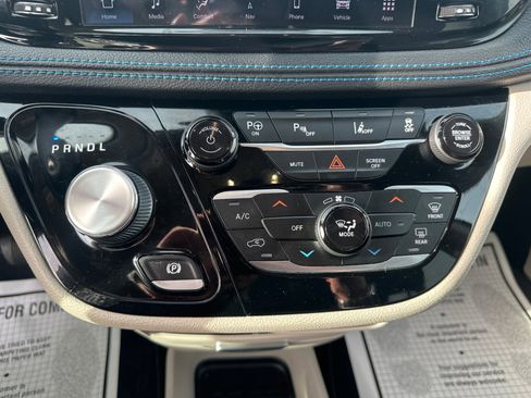 Used 2021 Chrysler Pacifica Touring-L image 18