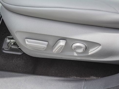 Used 2023 Toyota Highlander XLE FWD image 22
