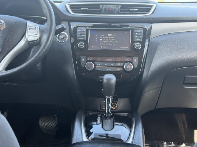 Used 2016 Nissan Rogue SV w/ SV Premium Package AWD/4WD image 16