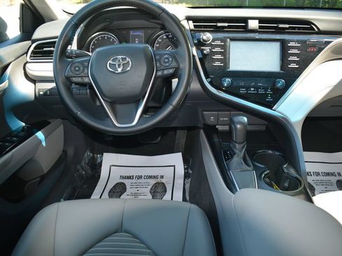 Used 2018 Toyota Camry SE w/ Convenience Package FWD image 3