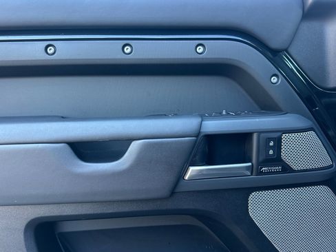 Used 2023 Land Rover Defender 130 X-Dynamic SE image 12