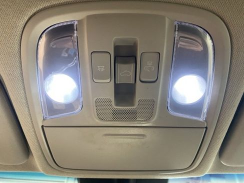 Used 2020 Kia Niro EX Premium image 19