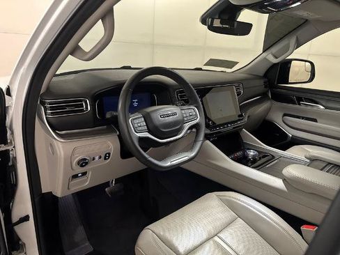Used 2024 Jeep Wagoneer Series II w/ Flexible Seating Group RWD image 4