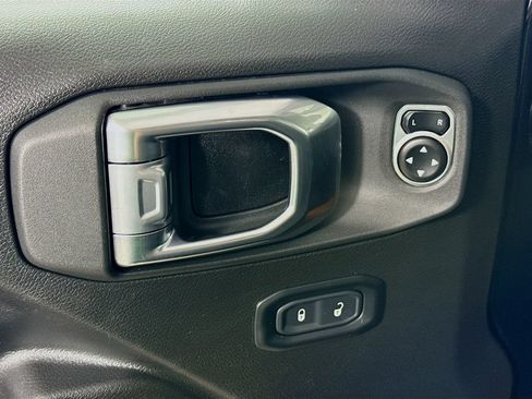 Used 2025 Jeep Wrangler Unlimited Rubicon AWD/4WD image 18