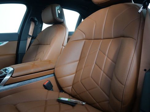 Used 2025 BMW 760i xDrive w/ Executive Package image 13