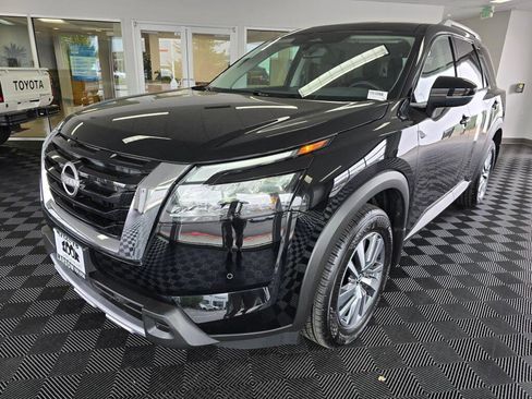 Used 2025 Nissan Pathfinder SL image 7