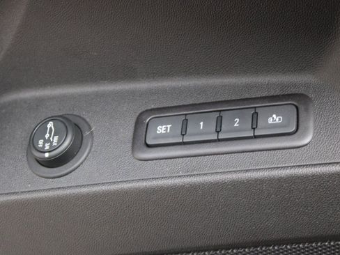 Used 2019 Chevrolet Equinox Premier image 16