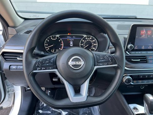 Used 2025 Nissan Altima 2.5 SV FWD image 31