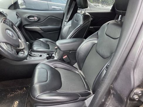 Used 2019 Jeep Cherokee Latitude Plus FWD image 5