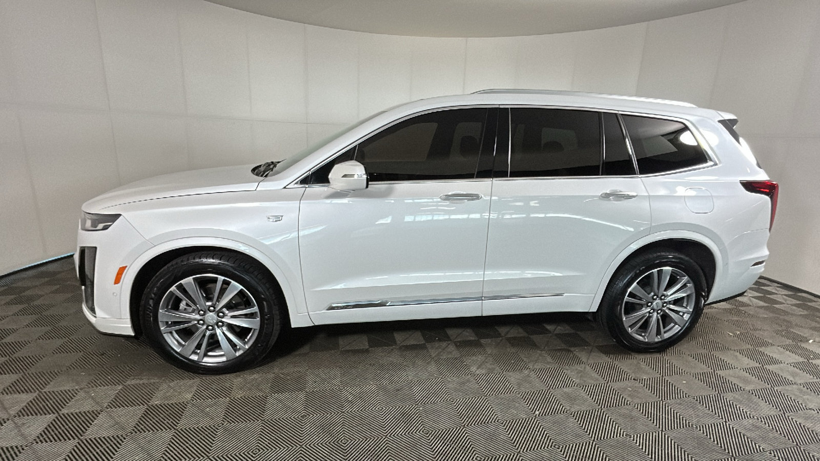 Used 2024 Cadillac XT6 Premium Luxury w/ Technology Package AWD/4WD image 7